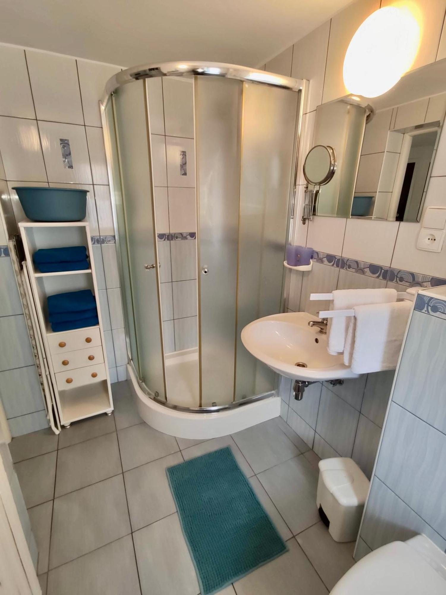 Iwona Pokoje Apartamenty Карвиа Стая снимка